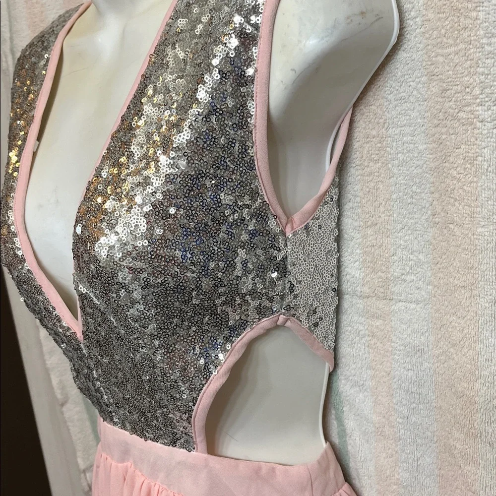 🩶🩷🩶🩷🩶SILVER SEQUIN & LIGHT PINK DRESS. ABOVE THE KNEE🩷🩶🩷🩶 - Picture 2 of 6